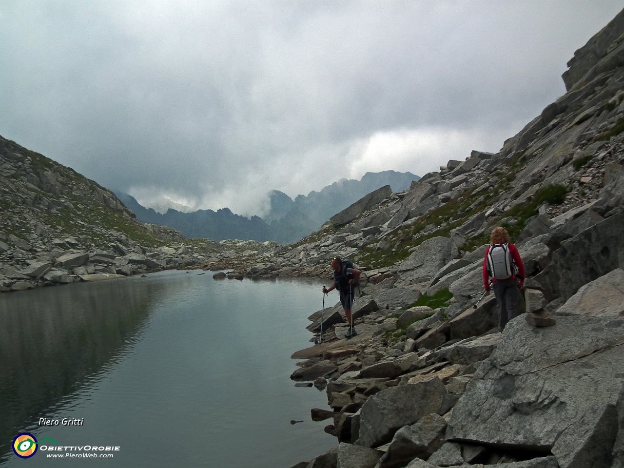 82 aggiriamo il Lago Dernal sulla dx sempre su pietraia!.JPG